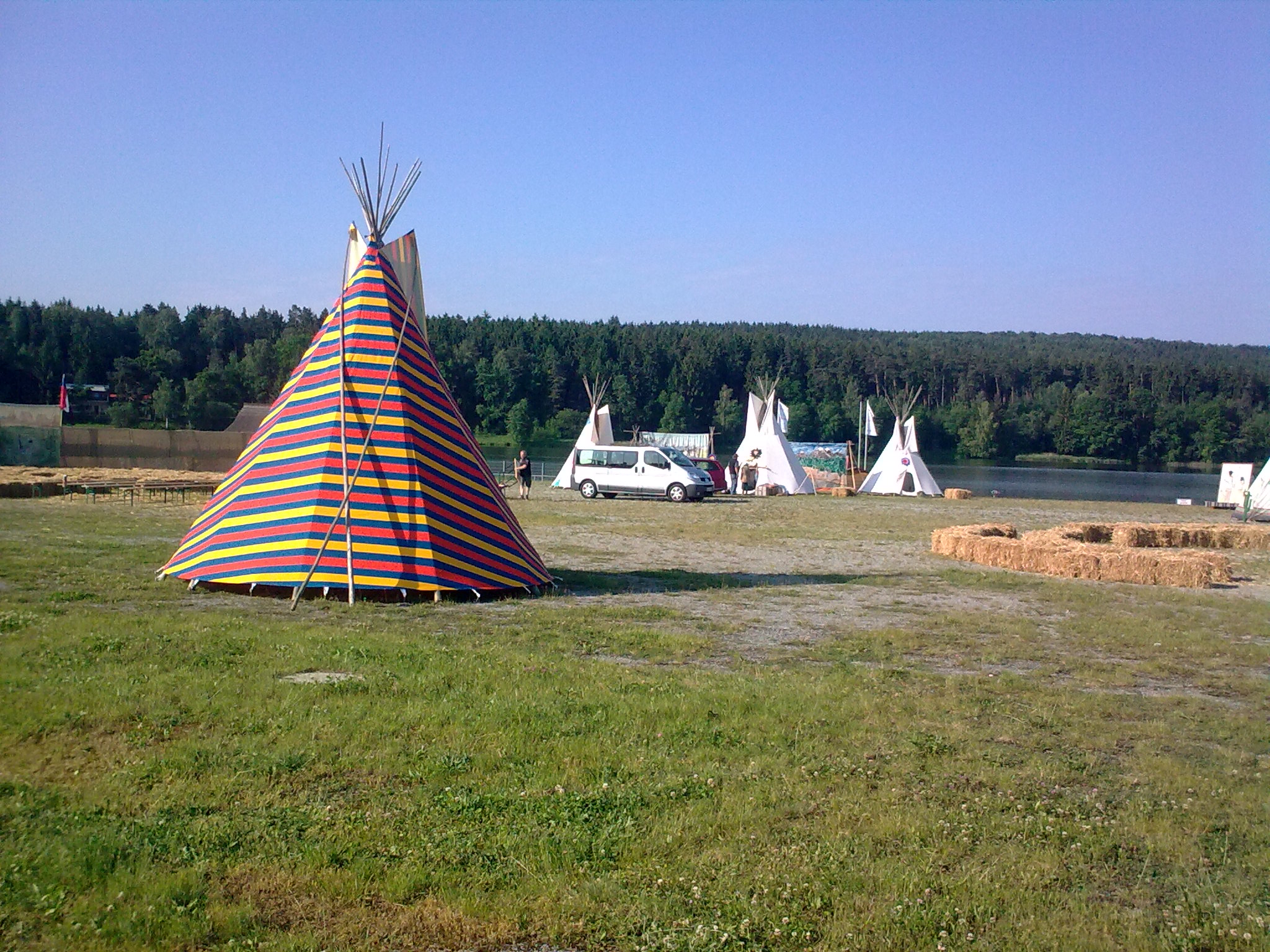 Tipidorf mit buntem Tipi